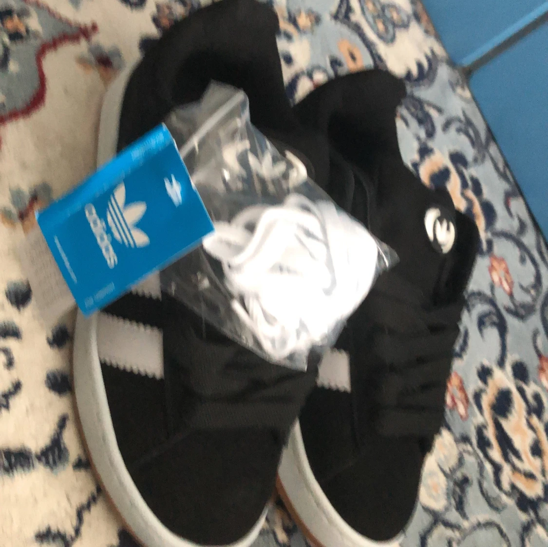 Svarta Adidas sneakers med vita ränder - 1
