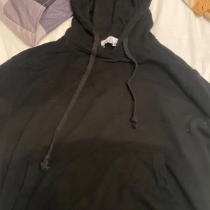 Svart Stone Island hoodie - Perfekt stone island tröja! Absolut inga defekter med tröjan. Inga synliga skador eller liknande. Badgen är i extremt bra skick som visat på bilden med! Vid fler frågor så hör gärna av er!