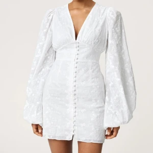 Florence Adoore - Studentklänning från adoore, köpt second hand men inget fel på den!🤍Storlek 42 men superliten i storleken så passar mig som har M i vanliga fall