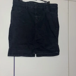 Farkkuhame - Naisten musta farkkuhame. Edessä ja takana taskut. Koko L.  Vyötärön leveys n 40cm, pituus n 47cm. Kissatalous MMM Mikäli hinta ei miellytö tarjoa rohkeasti Katsothan myös muut ilmoitukseni!!