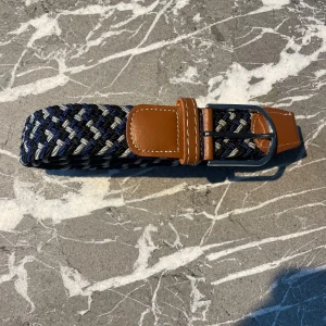 Flätat bälte  - Snyggt och stiligt flätat bälte i färgen navyblue som passar till allt och alla tillfällen. De är i nyskick och mer eller mindre aldrig använt. Den är ca 105 cm långt. Vid några frågor eller funderingar är det bar att höra av dig. 😄