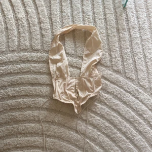 Halterneck top - Från Prettylittlethings 