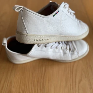 Vita sneakers från Paul Smith Stl 42 - Säljer ett par vita sneakers från Paul Smith i skinn stl 42. 