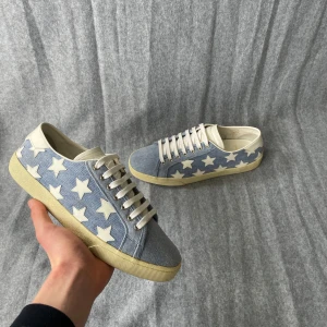 Saint Laurent skor  - Säljer ett par riktigt sällsynta Saint Laurent skor! Skorna är i storlek 42 men är stora i storleken! Hör gärna av dig om du har frågor! 