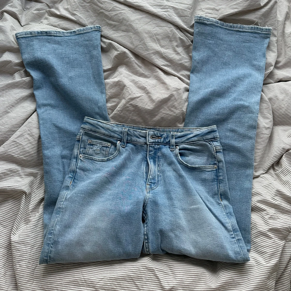 Ljusblå bootcut jeans - 2