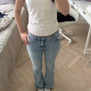 Ljusblå bootcut jeans - Säljer ett par jättefina ljusblå jeans med bootcut-modell och klassisk femficksdesign. Jeansen har låg midja och är tillverkade i denim med lätt stretch. Säljer dessa fina jeans pga ingen användning💕