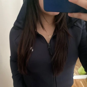 Svart hoodie från Peak Performance - Säljer en svart hoodie från Peak Performance, helt ny men utan prislapp. Hoddien har dragskedja, långa ärmar och två fickor. Strl (S), Nypris: 1600kr         Skriv via dm vid funderingar 💬