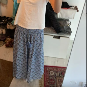 Blå vit lång kjol - Säljer denna fina lång sol som är unik och stilren den har fina tofsören och är trendig perfekt till sommaren passa mig som en 165