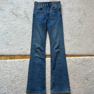Blå bootcut jeans från Zara - Säljer ett par klassiska blå bootcut jeans från Zara. Jeansen har en mediumhög midja och är ganska långa, jag är 175 cm.