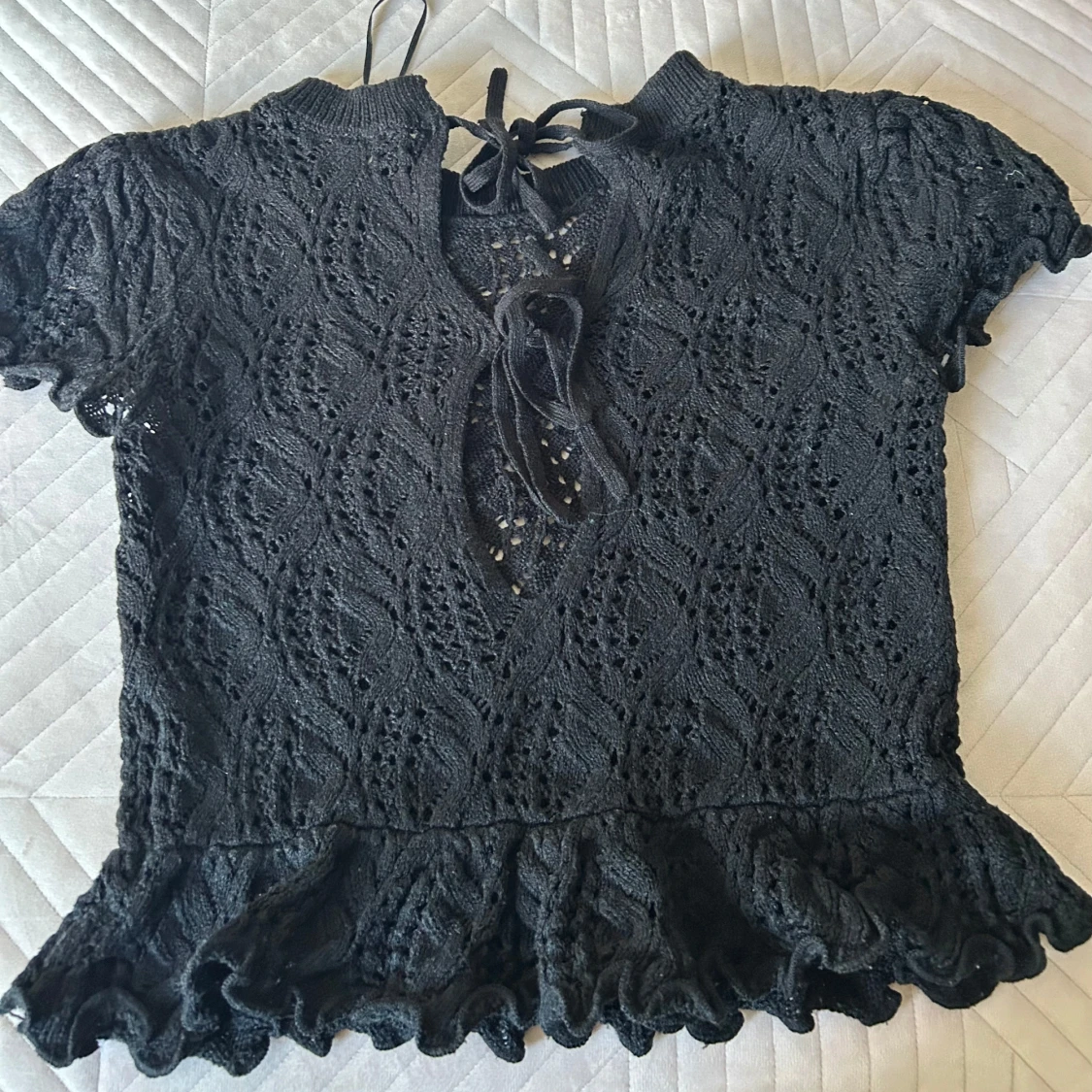 Svart spetsblus med volang - 1