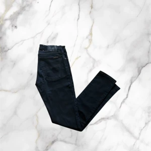 Nudie jeans - Ett par riktigt snygga nudie jeans, model slim fit💫 Nypris är på runt 1600kr 🙌🏻 skicket är 10/10 sprillans ny💯 Storleken är W31 L32. Vid minsta fundering är det bara att höra av sig✨