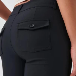 Svarta bootcut kostymbyxor - Snygga svarta kostymbyxor med bootcut passform och låg midja. Byxorna har två knappar framtill och vida ben nertill. Fickor på rumpan. Perfekta att styla med en enkel topp eller kavaj.