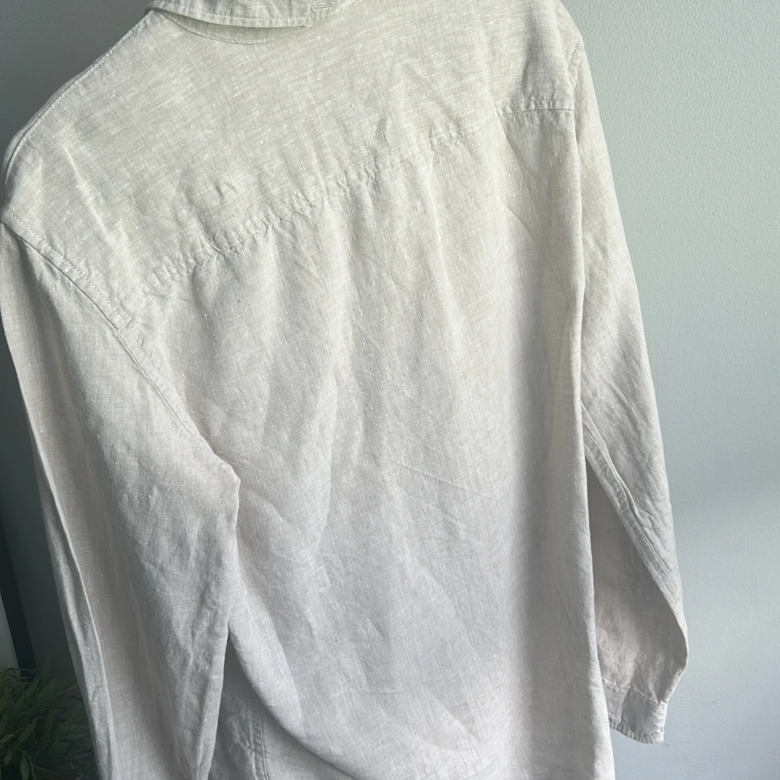 Beige linneskjorta med knappar - 1