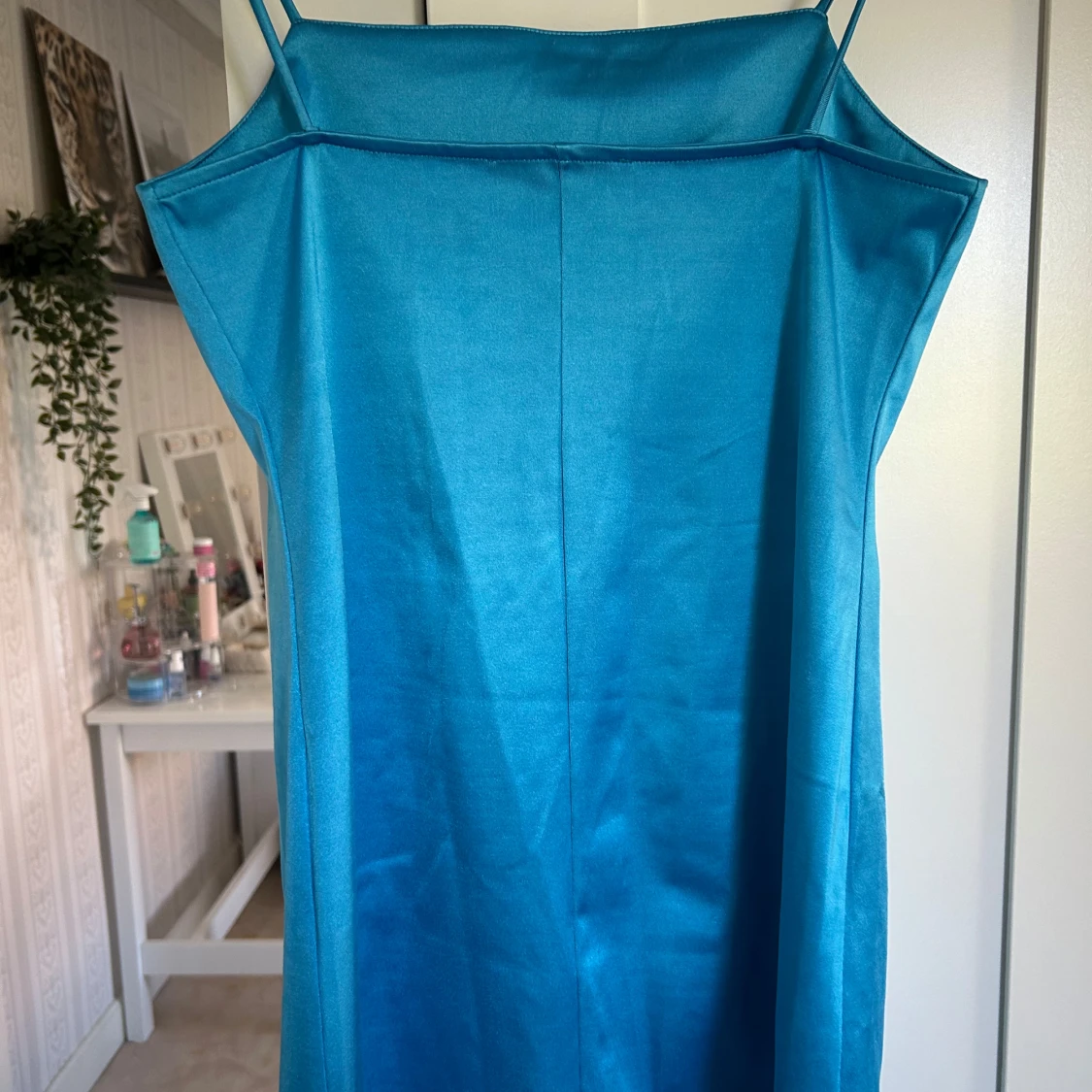 Blå klänning med smala axelband från MNG - 1
