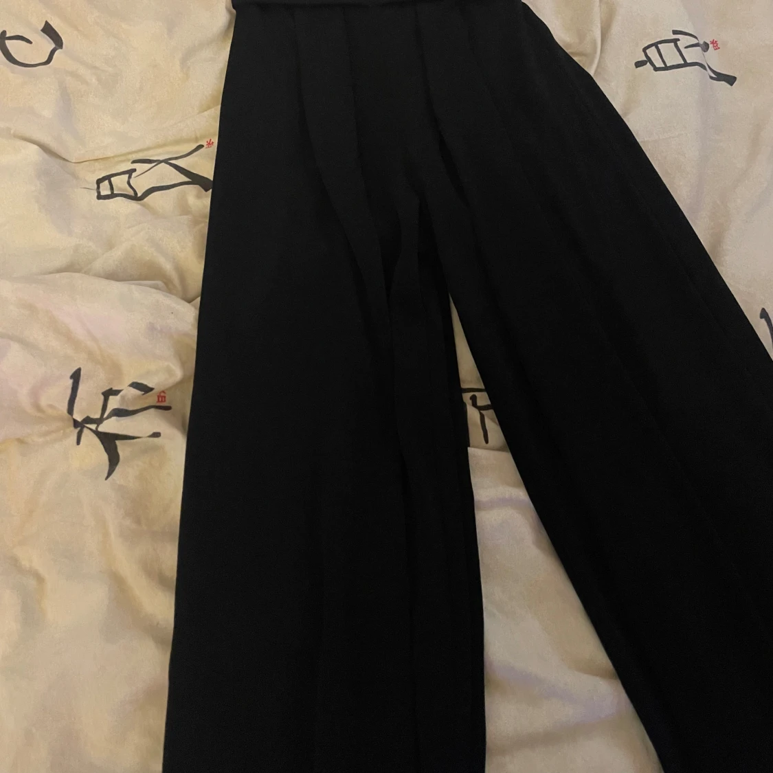 Svart byxdress med djup v-ringning - 3