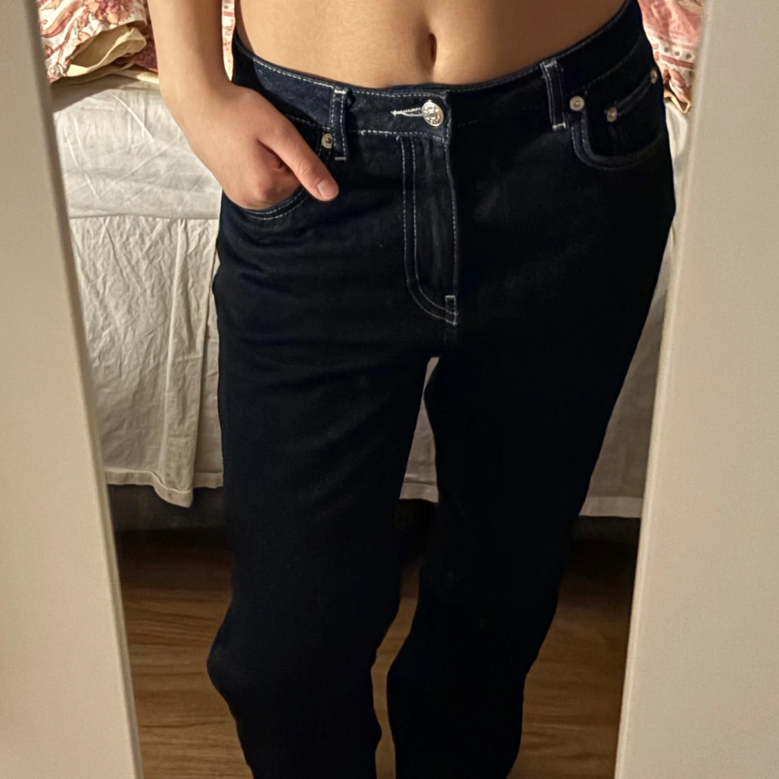 Mörkblå jeansbyxor från NA-KD