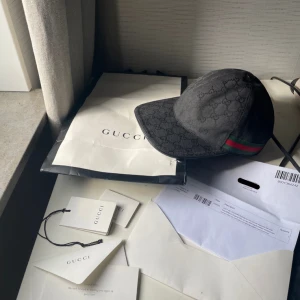 Svart Gucci keps - Säljer då jag ej använder lika mycket, köpt från Gucci hemsidan, ny pris 5600kr storlek M, priset är ej fast 
