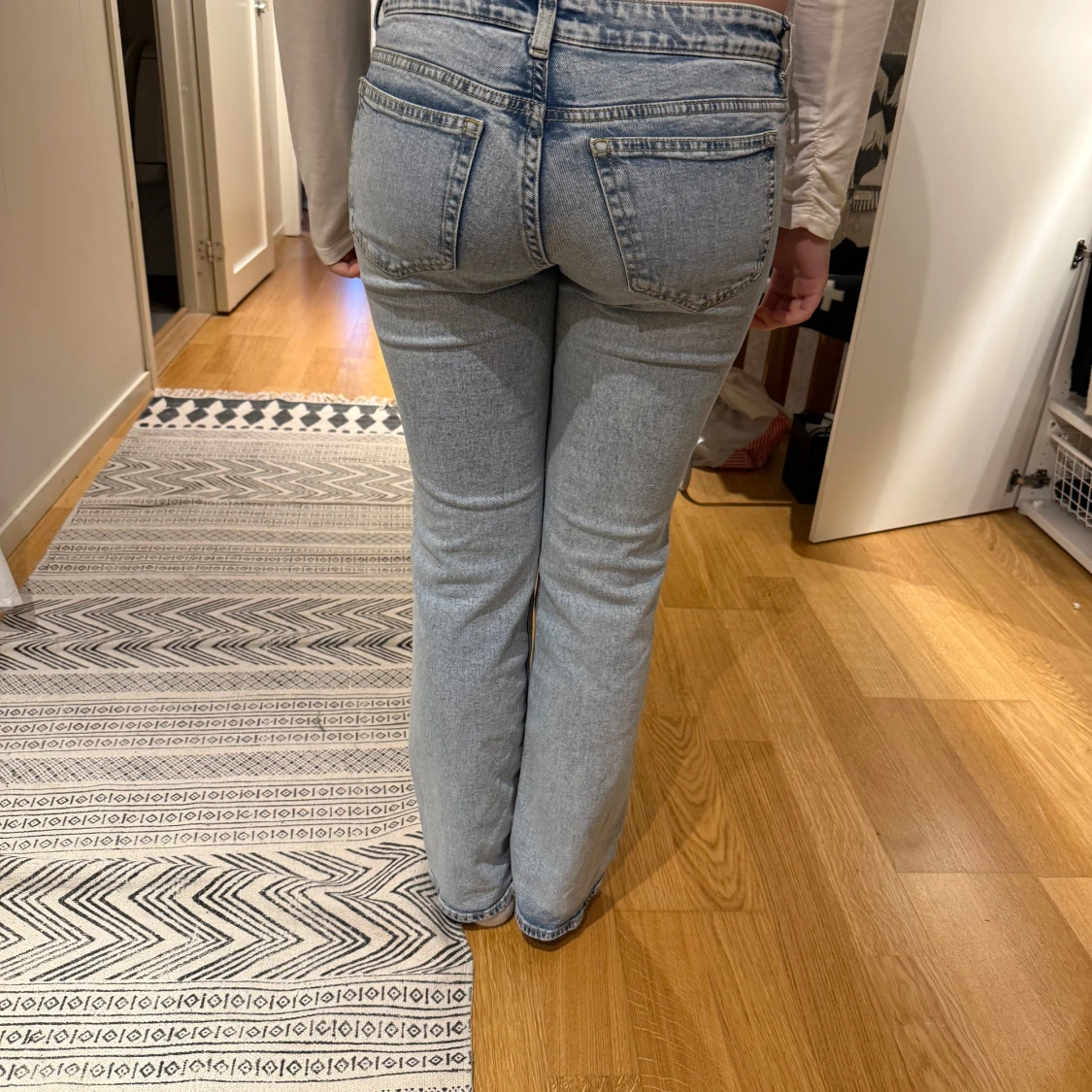 Ljusblå raka jeans - 2