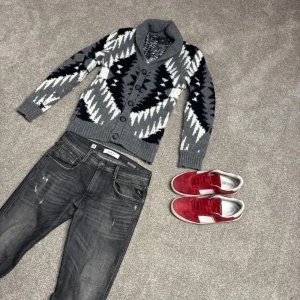 Grå kofta med mönster från River Island - Storlek Xs men passar även M/S. Köp för endast 499. Hör av dig vid frågor eller funderingar!!❤️