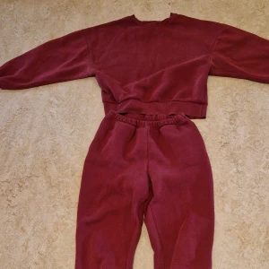  Set  Vinröd croppad sweatshirt från basically basic(set)s - Mysig vinröd croppad sweatshirt från basically basics i mjukt material. Tröjan har långa ärmar och en avslappnad passform, perfekt för chill dagar. Matchande byxor ingår ej. Snygg och enkel att styla!Säljer hela set .