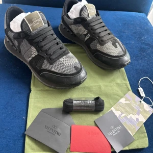 Valentino Rockrunners - Säljer dessa svarta Rockrunners i storlek 40 men passar även 41 | skick 9/10 små slitningar men överlag har jag skött dem bra | inga synliga deffekter🙌 | allt og förutom box medföljer köpta på veisitare därvarv priset, men om box önskas kan den köpas till för en extra peng🥳 | tveka inte på att höra av dig vid minsta fundering 🙌