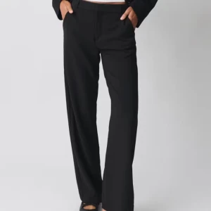 Svarta kostymbyxor - Snygga svarta kostymbyxor med normal passform och raka, vida ben. Mid waist men funkar nästan också som low waist! Kom privat för fler bilder 💕 