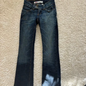 Lågmidjade bootcut jeans  - Lågmidjade bootcutjeans från ONLY i storlek 32⭐️ riktigt snygga, har tyvärr inte bild på men måtten finns i bilderna 🩷