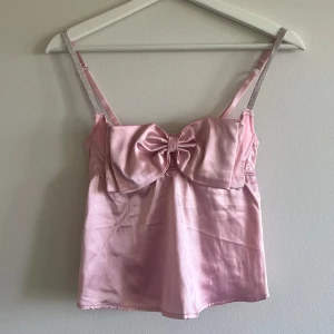 Rosa satin topp - Rosa satin topp från new Yorker som knappt är använd, superfin nu till sommaren 💕