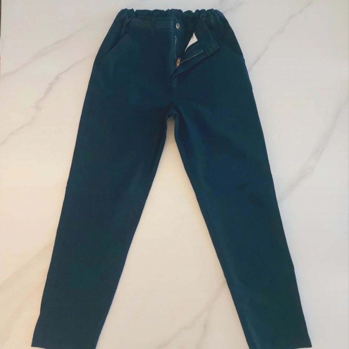 Mörkblå byxor med dragkedja