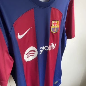 Barcelona Kit 23/24 - Hej, säljer Barcelonas nya kit från 23/24, Den är aldrig använd och är i 10/10 skick. För mer frågor så är det bara att fråga! 