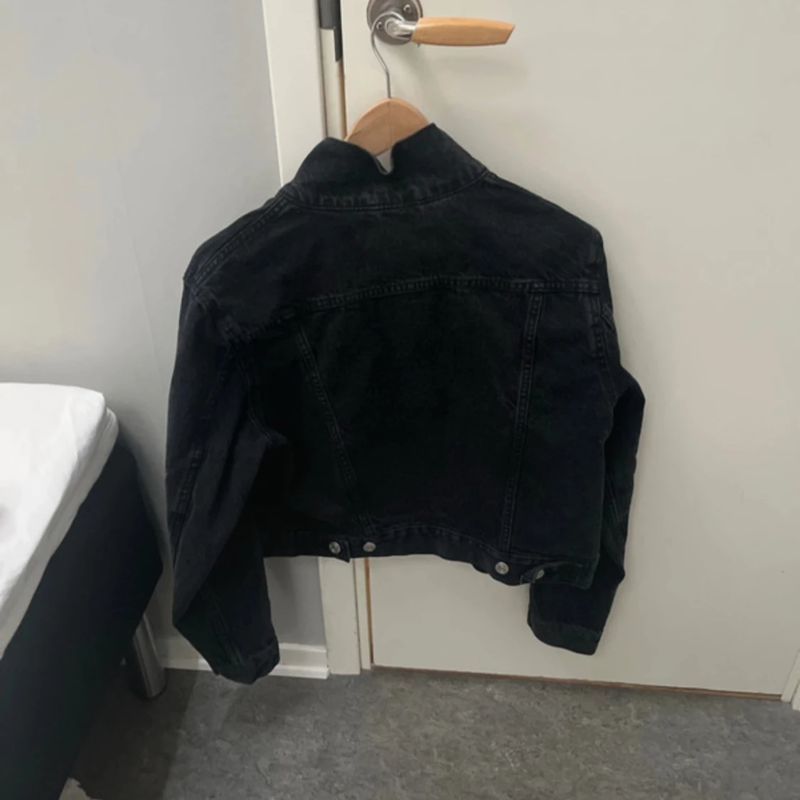 Svart jeansjacka med silverknappar - 1