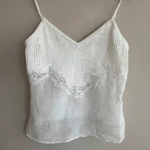 Topp Zara - Superfin topp/linne från Zara🤩🤩 det är i jättebra skick💖