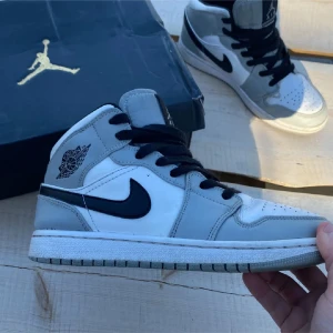 Gråa jordan 1 mid - Nypris 2499kr 