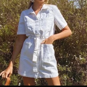 Vit jeansklänning - Jättesnygg jeansklänning från Gina, nyskick! XS/S💕