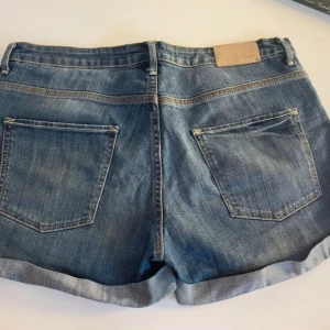 Low waist jeansshorts  - Supernygga vintage style jeansshorts. Low waist* och perfekta till sommaren. Köpt second hand. Jag älskar dem men tyvärr var de för stora då hon som sålde dem sa att 31 var stl M men jag tycker de är mer stl L. *Inte 100 på att de är low waist då de inte passar mig