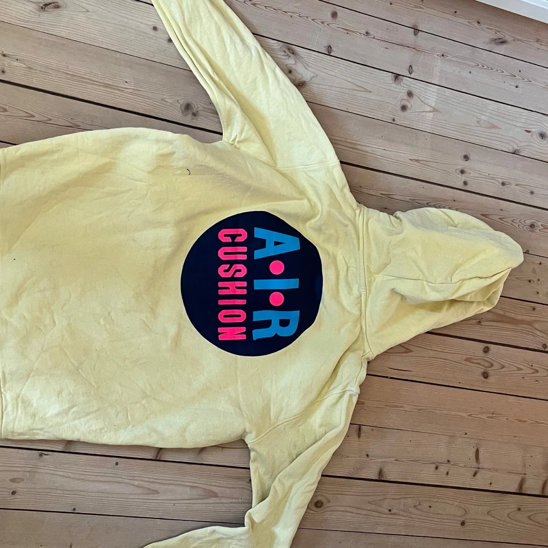 Gul hoodie med tryck från Air Cushion - 1