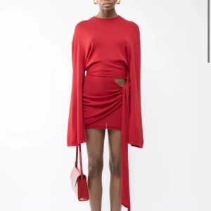 Söker röd Arakii strl 36 - Söker en strl 36