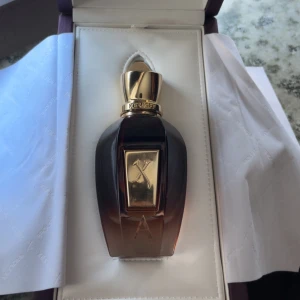 Xerjoff Alexandria 2 - Macererats nu i ett år, 48/50 ml kvar, endast testat men föll mig aldrig i smaken så får sälja vidare den till någon som kan rocka denna bättre än mig.   Kvitto finns köpt från Deloox.