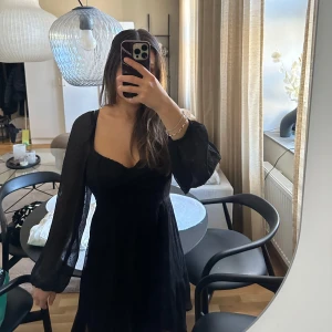 Svart klänning med transparenta ärmar - Säljer en svart klänning med v-ringning och långa, spets ärmar. 💕