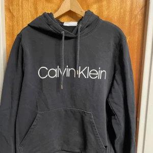 Calvin Klein Hoodie - Nypris 1199 kr. Pris kan diskuteras. Litet hål på nedre sida.