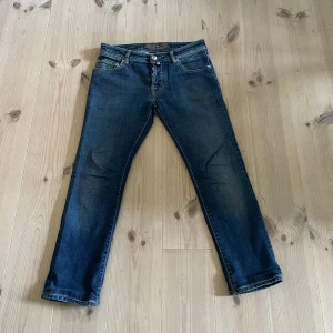  Jacob Cohens - Ett par blå jeans från Jacob Cohen som är i storlek 31. Jeansen är uppsydda så dom är kortare. Modellen är 622 alltså slim fit. Vid frågor och funderingar är de bara skriva till mig!!