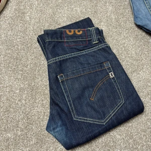 Dondup jeans - Säljer ett par mörkblå dondup jeans i dondup storlek 30 vilket motsvarar w29