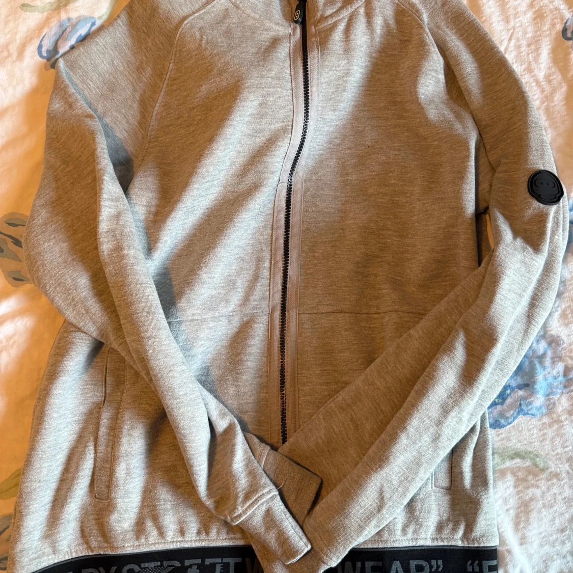 Grå zip-hoodie från Bershka