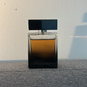 Dolce & Gabbana The One Eau de Parfum 50ml - Säljer en Dolce & Gabbana The One Eau de Parfum Pour Homme, 50 ml. Har endast använt 5-10 ML. Väldigt maskulin och gourmand lukt. Den gamla verisonen, dvs den ”godaste” och bästa.