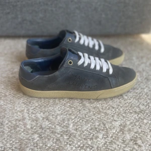 Saint Laurent skor - Hej! Säljer nu dessa Saint Laurent skor. Garanterad äkthet! Vid köp medföljer dustbag. Storleken är 38. Skorna är i fint skick. Hör av dig vid eventuella frågor🙏