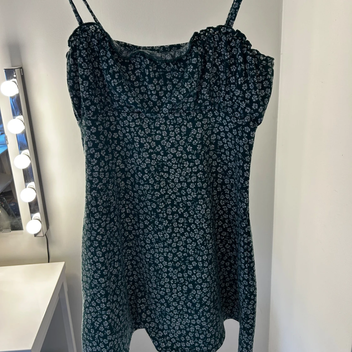 Grön blommig kortklänning med smala axelband - 1