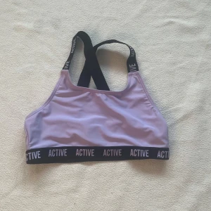 Ljuslila bikini - Ljuslila bikini. Storlek 158/164. Korsade band där bak.