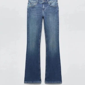 Blå bootcut jeans från Zara - Säljer ett par blå bootcut jeans från Zara. Jeansen är low waist🤍