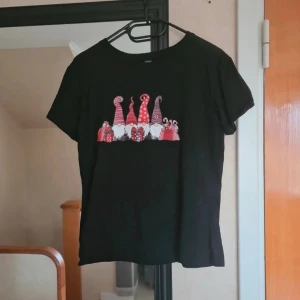 Svart t-shirt julmotiv S - Svart T-shirt i storlek S med tryck utav tomtar Aldrig använd, mjukt material!  #wilmabooksS #wilmabooksstorlekS #storleks #tshirt #100%bomull #bomull100procent