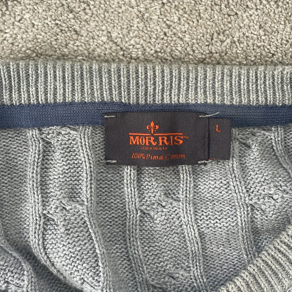 Ljusgrå kabelstickad tröja från Morris - 4